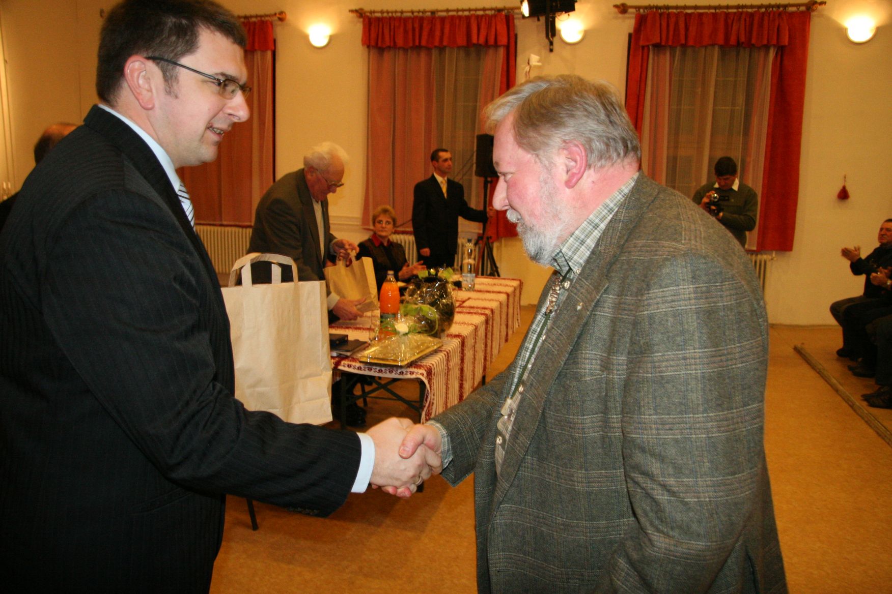 Stokker Sándor, Rédics polgármestere adta át az egyesület ajándékait, többek között Nógrádi Lászlónak, az egyesület egyik tagjának